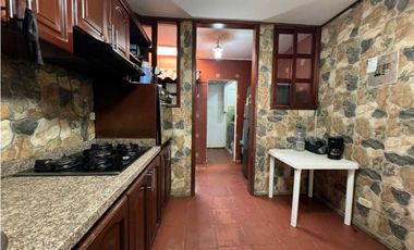 Casa de dos pisos ubicada estrategicamente jardín 005