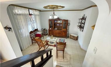 Casa de dos pisos ubicada estrategicamente jardín 005