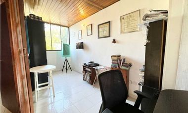 Casa de dos pisos ubicada estrategicamente jardín 005