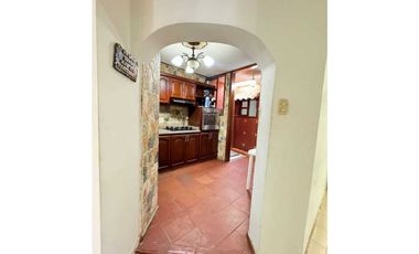 Casa de dos pisos ubicada estrategicamente jardín 005