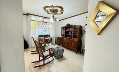 Casa de dos pisos ubicada estrategicamente jardín 005