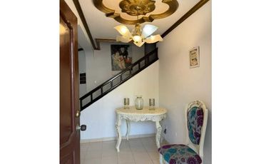 Casa de dos pisos ubicada estrategicamente jardín 005