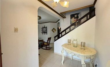 Casa de dos pisos ubicada estrategicamente jardín 005