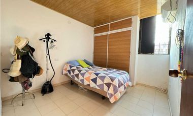 Casa de dos pisos ubicada estrategicamente jardín 005