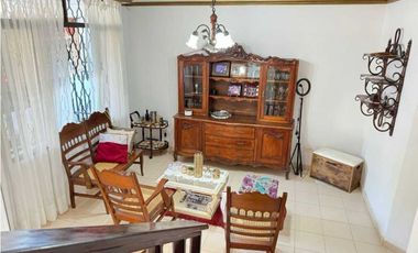 Casa de dos pisos ubicada estrategicamente jardín 005