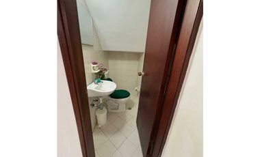 Casa de dos pisos ubicada estrategicamente jardín 005