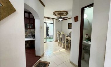 Casa de dos pisos ubicada estrategicamente jardín 005