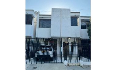 Casa de dos pisos ubicada estrategicamente jardín 005