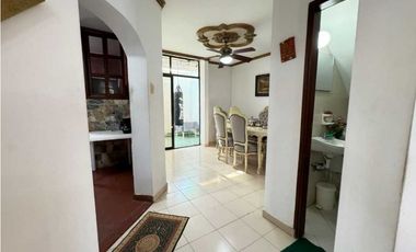 Casa de dos pisos ubicada estrategicamente jardín 005