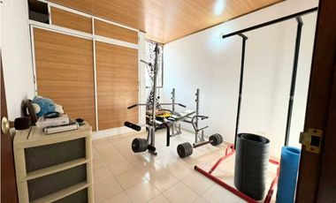 Casa de dos pisos ubicada estrategicamente jardín 005