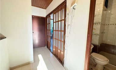 Casa de dos pisos ubicada estrategicamente jardín 005