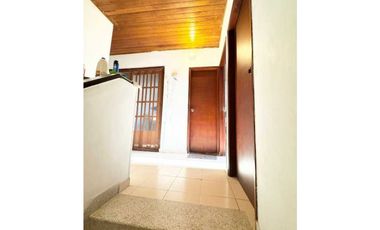 Casa de dos pisos ubicada estrategicamente jardín 005