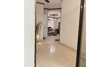 Casa de dos pisos ubicada estrategicamente jardín 005