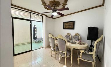 Casa de dos pisos ubicada estrategicamente jardín 005