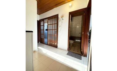 Casa de dos pisos ubicada estrategicamente jardín 005