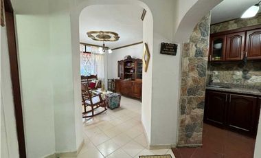 Casa de dos pisos ubicada estrategicamente jardín 005