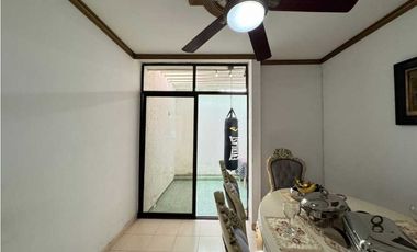 Casa de dos pisos ubicada estrategicamente jardín 005