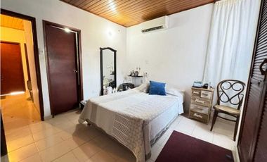 Casa de dos pisos ubicada estrategicamente jardín 005