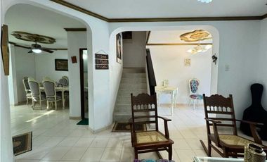 Casa de dos pisos ubicada estrategicamente jardín 005