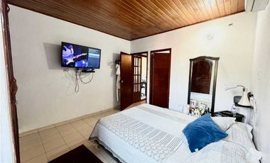 Casa de dos pisos ubicada estrategicamente jardín 005