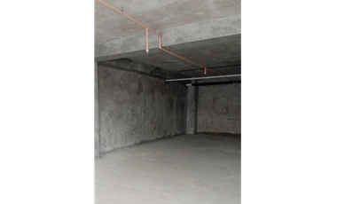 CENTRO COMERCIAL VILLA LUCRE / 139M / PISO MEDIO / SOBRE VIA PRINCIPAL