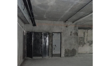 CENTRO COMERCIAL VILLA LUCRE / 139M / PISO MEDIO / SOBRE VIA PRINCIPAL