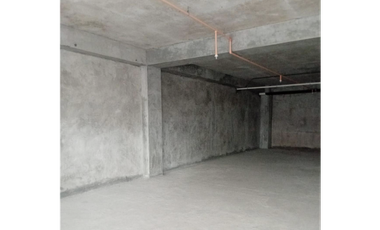 CENTRO COMERCIAL VILLA LUCRE / 139M / PISO MEDIO / SOBRE VIA PRINCIPAL