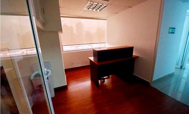ALQUILER OFICINA AMOBLADA CON DIVISIONES Y BAÑO A PASOS DE VA