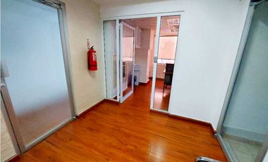 ALQUILER OFICINA AMOBLADA CON DIVISIONES Y BAÑO A PASOS DE VA