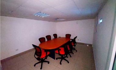 ALQUILER OFICINA AMOBLADA CON DIVISIONES Y BAÑO A PASOS DE VA