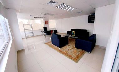 ALQUILER OFICINA AMOBLADA CON DIVISIONES Y BAÑO A PASOS DE VA