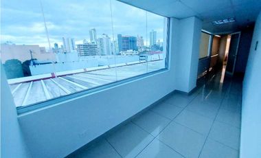 ALQUILER OFICINA AMOBLADA CON DIVISIONES Y BAÑO A PASOS DE VA
