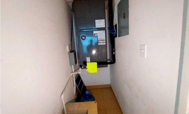 ALQUILER OFICINA AMOBLADA CON DIVISIONES Y BAÑO A PASOS DE VA