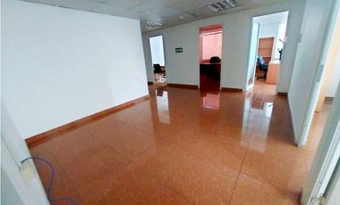 ALQUILER OFICINA AMOBLADA CON DIVISIONES Y BAÑO A PASOS DE VA ESPAÑA
