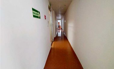 ALQUILER OFICINA AMOBLADA CON DIVISIONES Y BAÑO A PASOS DE VA ESPAÑA