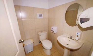 ALQUILER OFICINA AMOBLADA CON DIVISIONES Y BAÑO A PASOS DE VA ESPAÑA