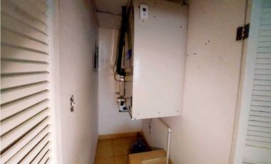 ALQUILER OFICINA AMOBLADA CON DIVISIONES Y BAÑO A PASOS DE VA ESPAÑA