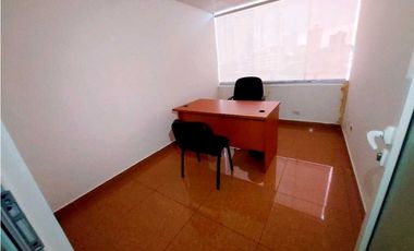 ALQUILER OFICINA AMOBLADA CON DIVISIONES Y BAÑO A PASOS DE VA ESPAÑA