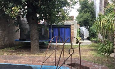 Casa en Lote propio, 4 ambientes con garaje, jardÃ­n al frente y fondo parquizado c/ quincho y pileta.