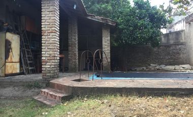 Casa en Lote propio, 4 ambientes con garaje, jardÃ­n al frente y fondo parquizado c/ quincho y pileta.