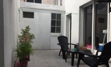 Casa en Lote propio, 4 ambientes con garaje, jardÃ­n al frente y fondo parquizado c/ quincho y pileta.