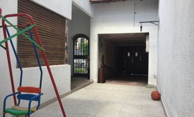Casa en Lote propio, 4 ambientes con garaje, jardÃ­n al frente y fondo parquizado c/ quincho y pileta.