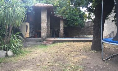 Casa en Lote propio, 4 ambientes con garaje, jardÃ­n al frente y fondo parquizado c/ quincho y pileta.