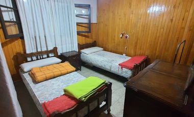 00036 Amplia casa para 10 personas sobre Av. Principal en Villa Cura Brochero