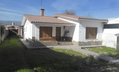 00036 Amplia casa para 10 personas sobre Av. Principal en Villa Cura Brochero