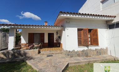 00036 Amplia casa para 10 personas sobre Av. Principal en Villa Cura Brochero