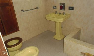 00036 Amplia casa para 10 personas sobre Av. Principal en Villa Cura Brochero