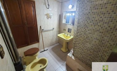 00036 Amplia casa para 10 personas sobre Av. Principal en Villa Cura Brochero