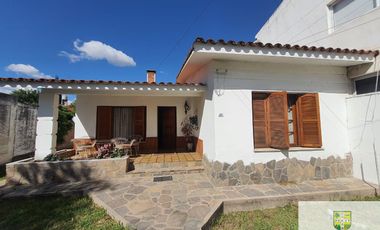 00036 Amplia casa para 10 personas sobre Av. Principal en Villa Cura Brochero