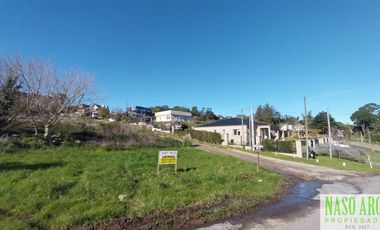 Lote en venta de 612m² en Sierra de los Padres. Sobre calle asfaltada. Vista.